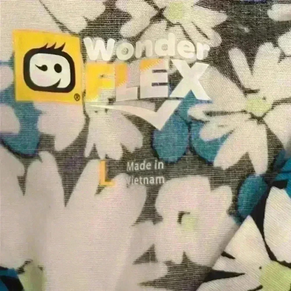 Wonder Flex Black, Teal and White Flowered Short Sleeve Scrub Shirt Size Large - Picture 4 of 10